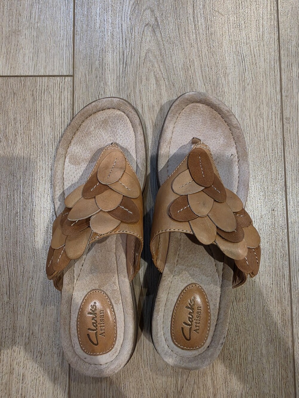 Clarks Artisan Women’s Brown Leather Floral Thong Sandals Size 9M - Picture 3 of 5
